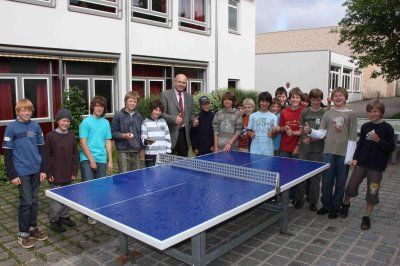 Schüler am PGG gemeinsam mit dem Präsidenten des Lions Club Hersbruck, Dr. H. Wällermann, bei der Übergabe der Tischtennisplatte.