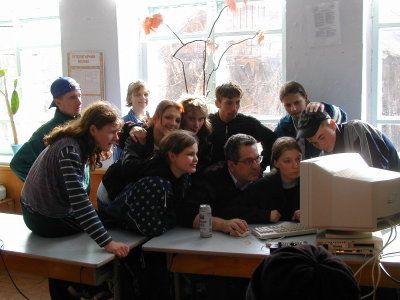 Friedrich Zink mit Kindern der Gehörlosenschule beim Erstkontakt mit einem PC